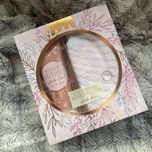 NWT Fuzzy socks and foot lotion boxed set